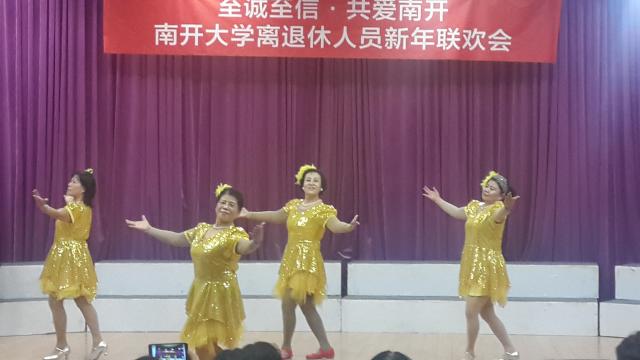 舞蹈表演《站在草原望北京》